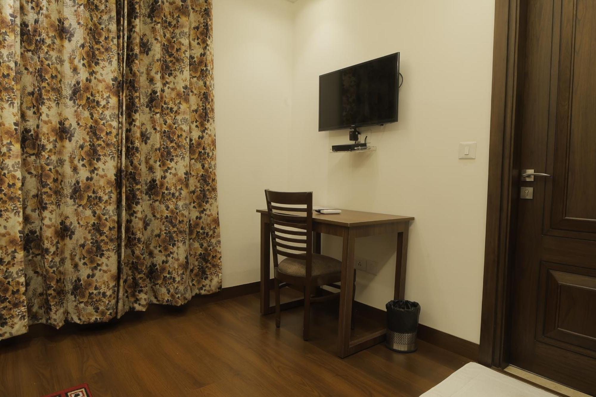 Under My Roof Superio Bed & Breakfast New Delhi Exterior photo