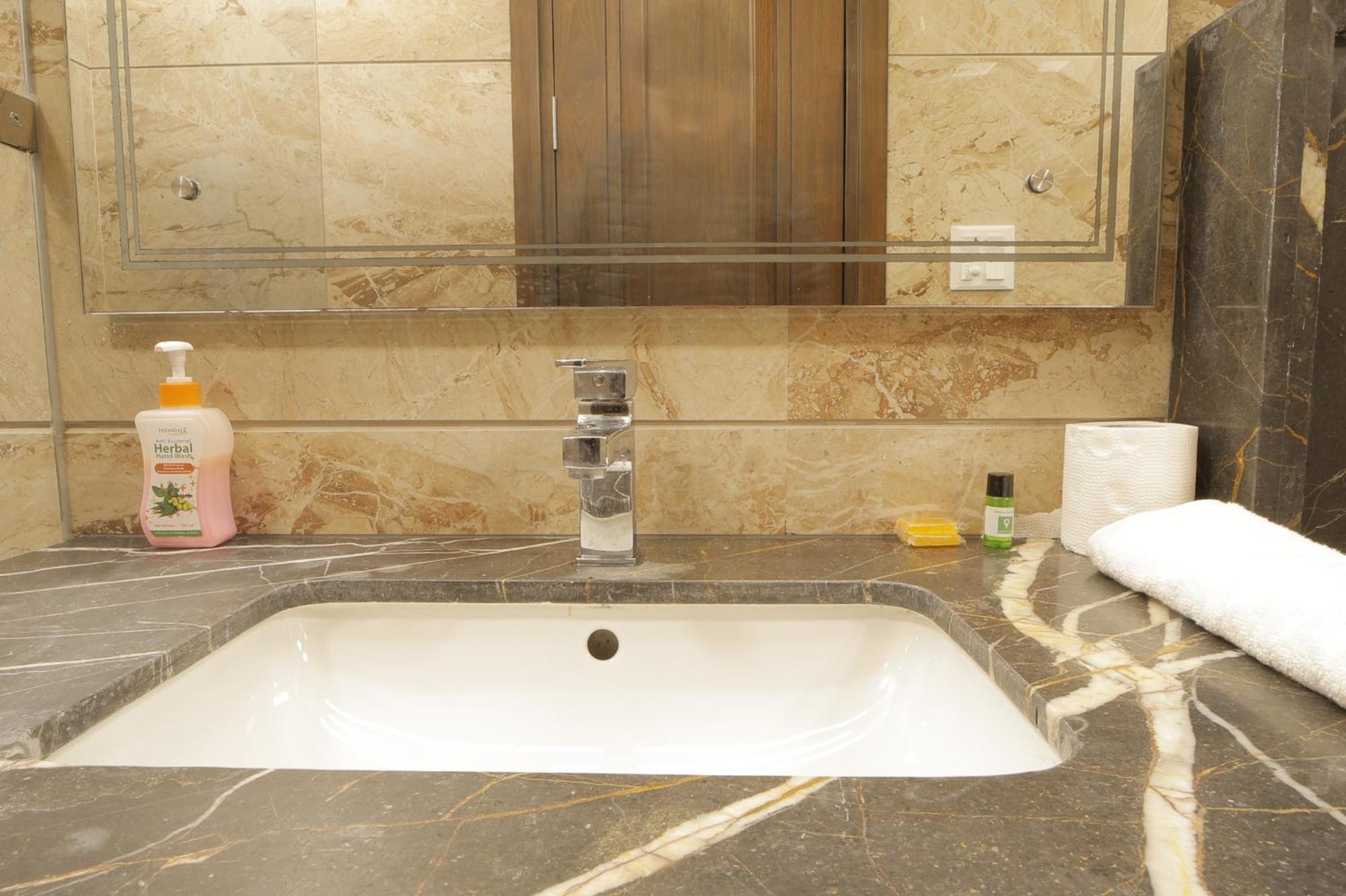 Under My Roof Superio Bed & Breakfast New Delhi Exterior photo